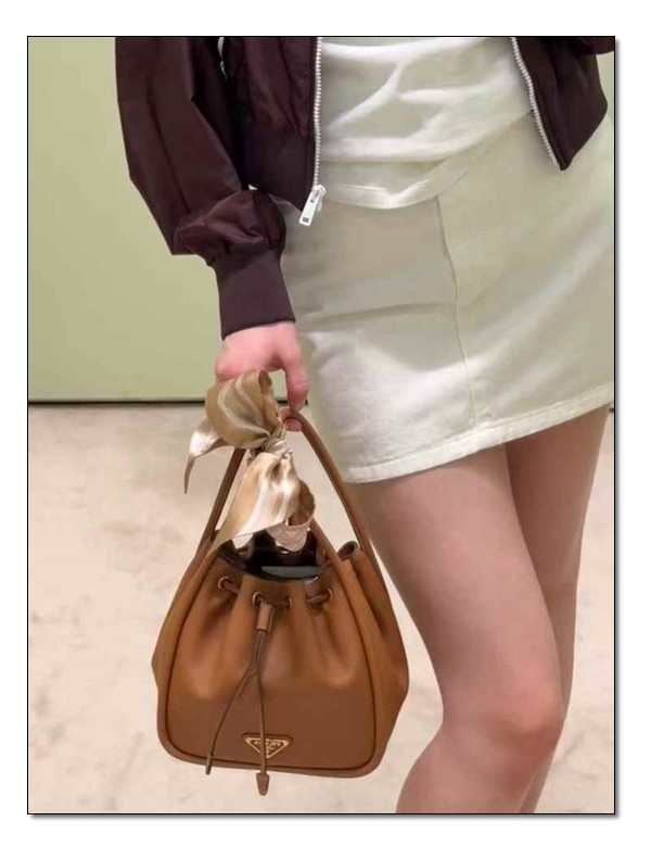 어디에서도 빛나는 외모 = 프라다 복조리백 눈을 뗄 수 없는 Detail