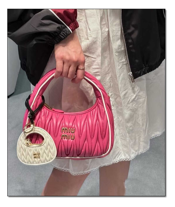 (Matelasse) 스포티한 개성이 돋보이는 미우미우 완더백=Wander bag
