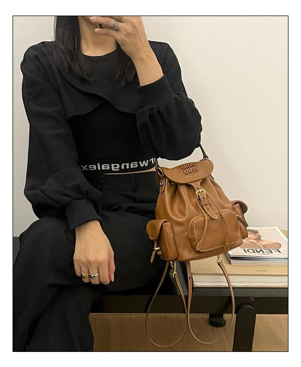 실용성과 멋스러움 모두 백점만점의 미우미우 가죽 백팩 :) 다방면으로 사용하기