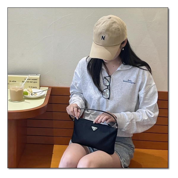파우치로 데일리하게!! 프라다 리나일론 미니백으로 우아한 기품을 느껴보아요.