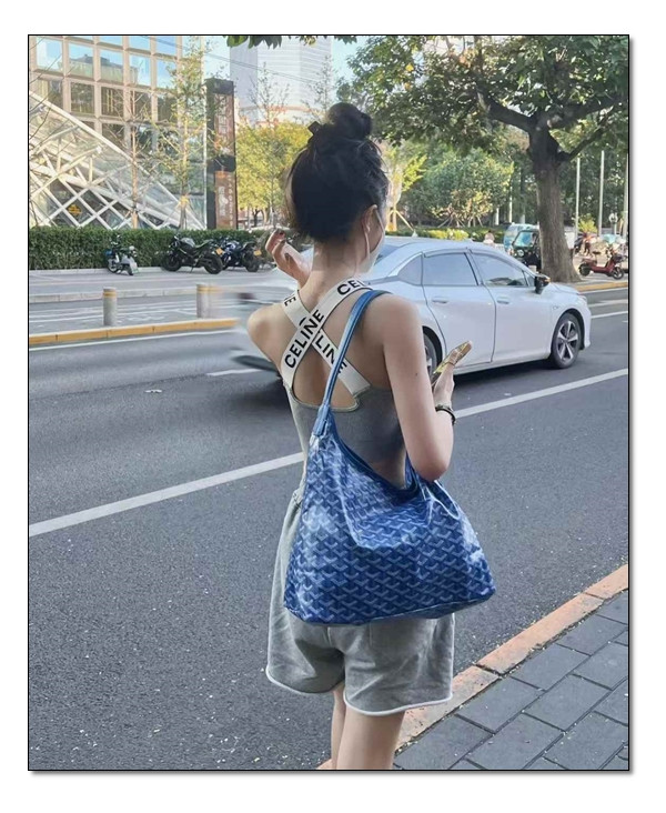 위트를 더한 룩 = 고야드 보헴 호보백 변주를 가미해 독특한 감성 표현