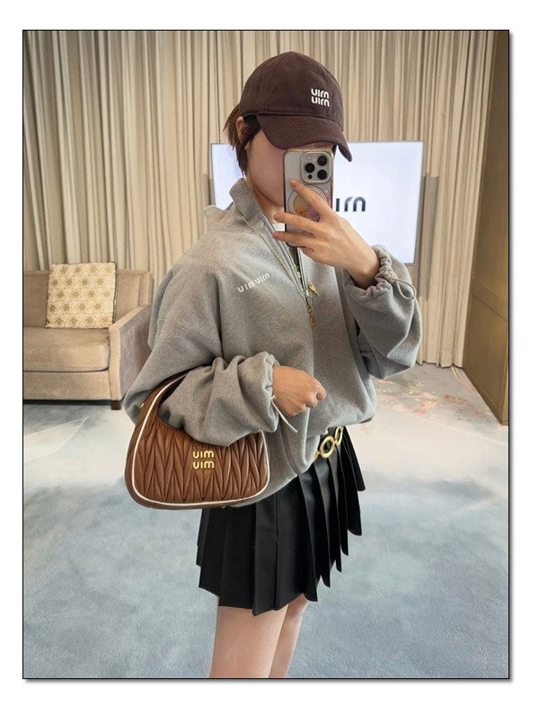 파이핑 엣지를 더한 NEW 미우미우 완더 호보백 격하게 아끼는ITEM!