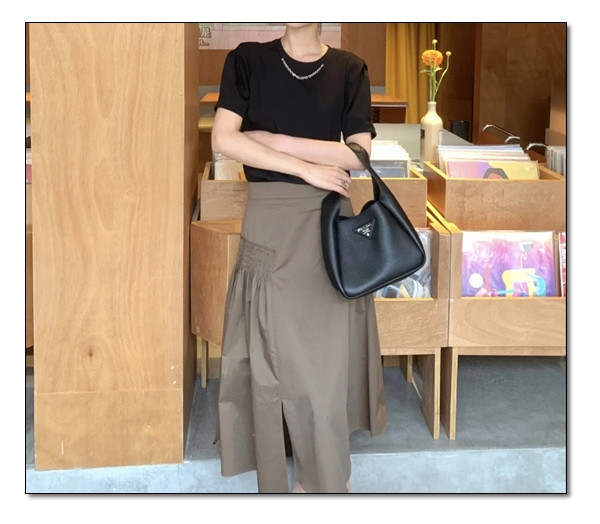 색다른 멋스러움을 추구하고 싶다면 프라다 가죽 미니백이라면 모든지 가능!!