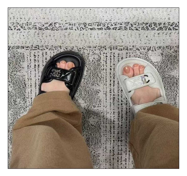 추억의 찍찍이를 멋지게 소화하는 방법 = 샤넬 벨크로 샌들