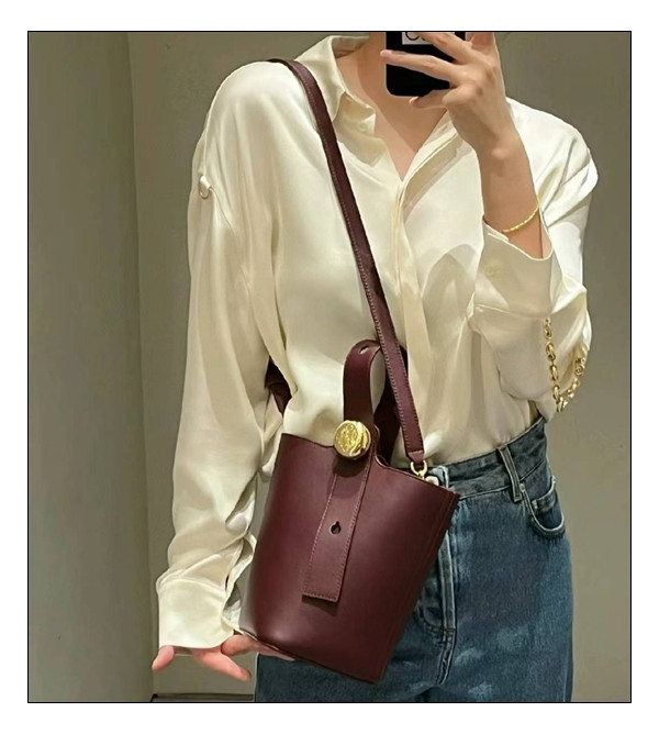 아나그램의 데코레이션이 point인 로에베 페블 버킷백 와이드한 숄더끈으로 멋내기