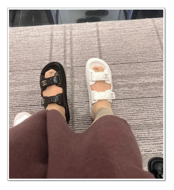 신흥강자라고 할 수 있는 샤넬 슬리퍼 벨크로 타입 : 하루종일도 가능해.