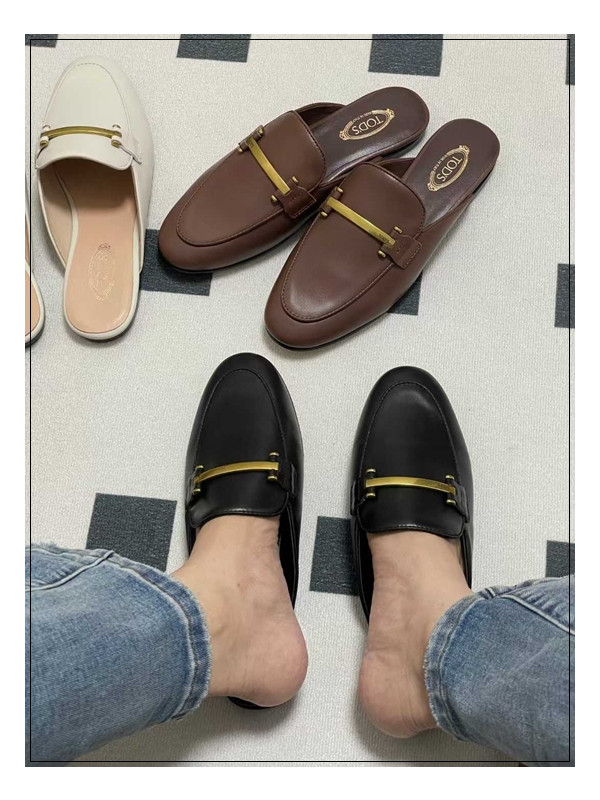 본연의 멋을 잘 살려낸 토즈 뮬 슬릭한 분위기 완성시키는 Barrtta