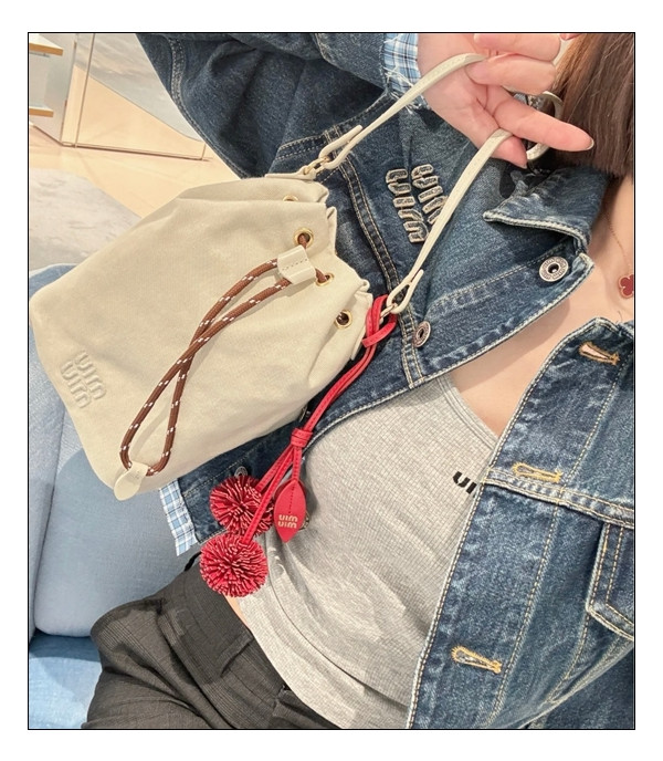 자신의 개성을 표현할수 있는 미우미우 개버딘 파우치로 하나뿐인 나만의 bag소장하기
