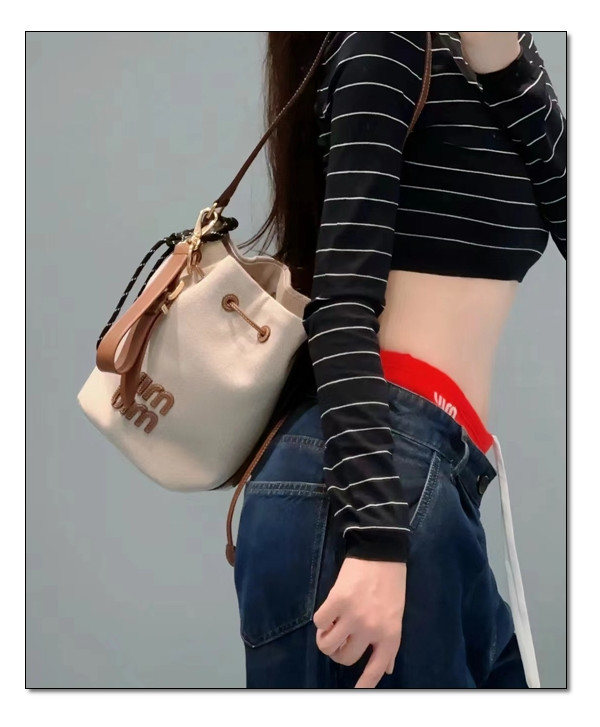 미니멀한 라이프 style 미우미우 캔버스 버킷백 차분하고 엣지있는 매.력.덩.어.리