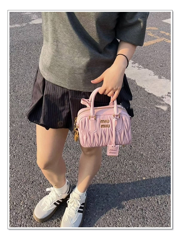 온종일 보고싶은 미우미우 마테라쎄 볼링백 특유의 사랑스러움을 잘 담아낸 BAG
