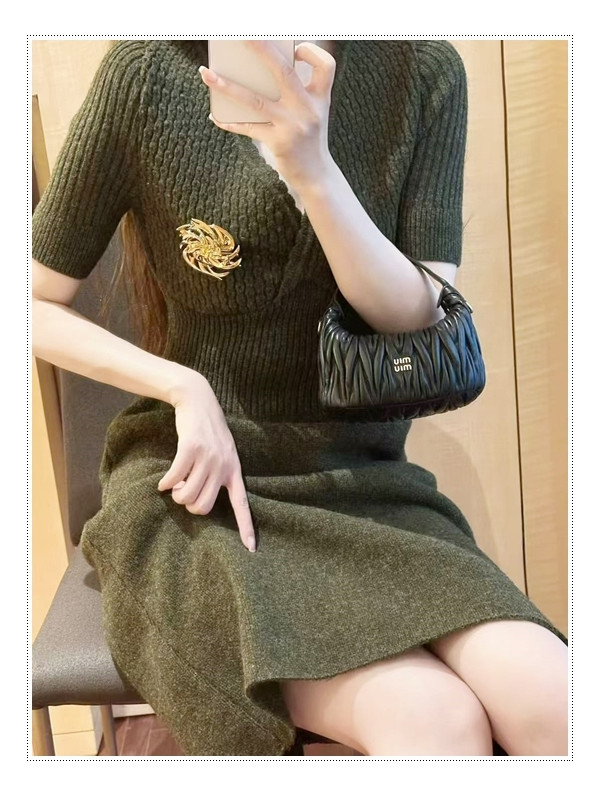 깜찍한 형태의 미우미우 호보백 / 핸드 캐리하기에 적합/새로운 가치를 증명
