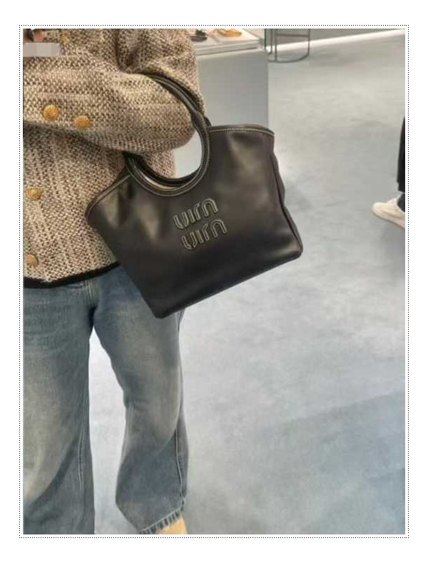 어떤 상황에서도 들 수 있는 bag [미우미우 아이비백] 스몰 시리즈중 최고~!
