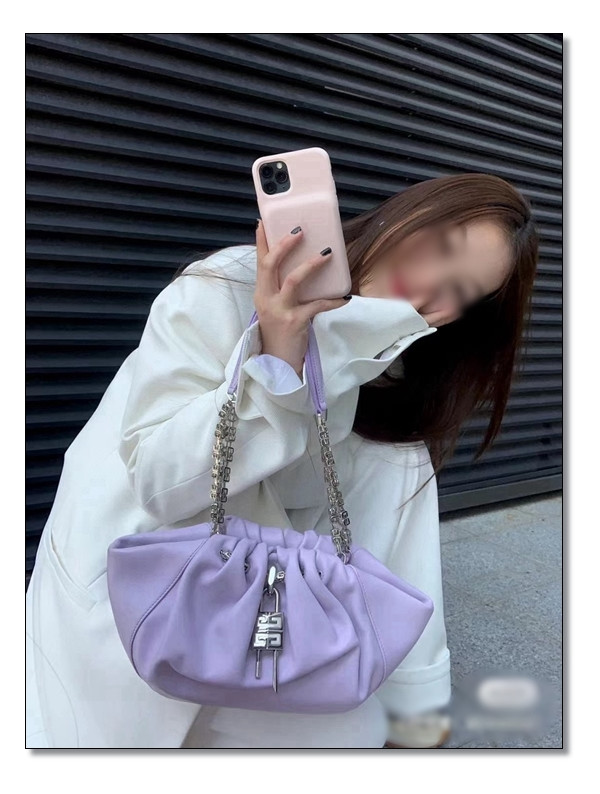 만두모양의 지방시 숄더백 케니백 독창적인 아름다움을 보여주는 대표적인 예!