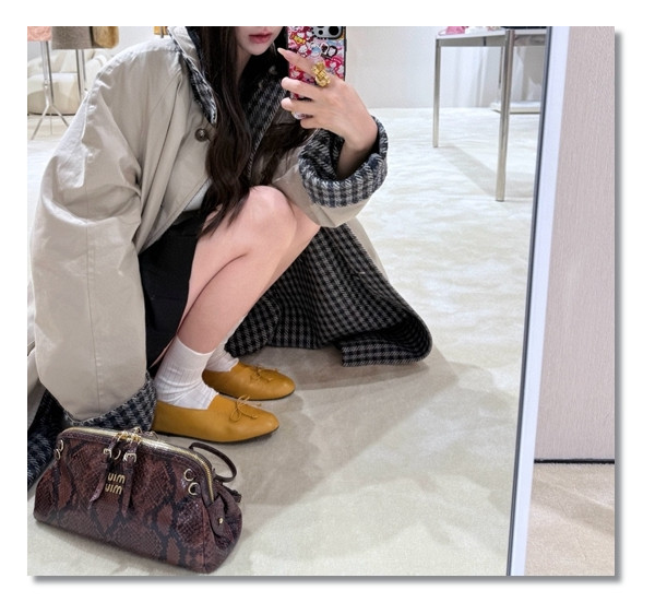 고르는 재미가 있는 미우미우 플랫 펌프스 2가지의 색다른 style