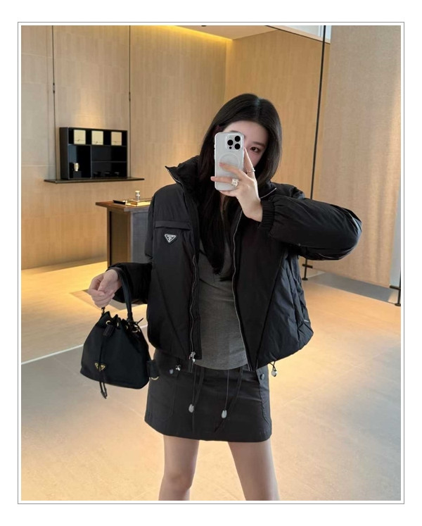 두 마리 토끼를 잡는 아우터 = 프라다 여성패딩 클래식한 매력도 함께~