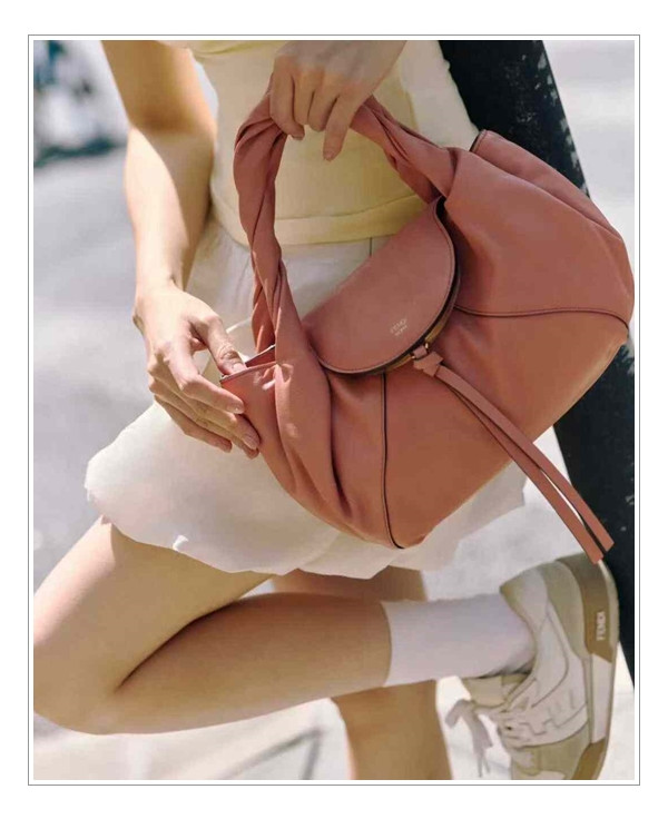 잇 백 의 귀환 = 펜디 스파이백 스몰 시대를 초월한 우아함 직접 느껴보기